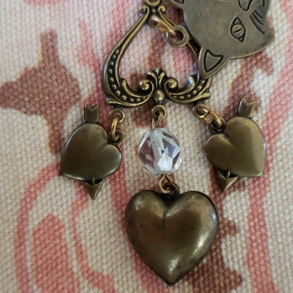 Vintage Cat Earrings. Brass Heart Earrings Arrow - Picture 5 of 7